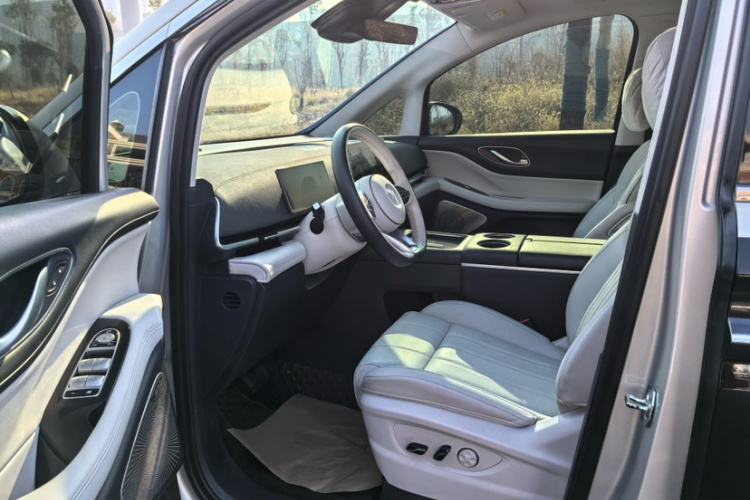 岚图汽车 岚图梦想家 2025款 PHEV 四驱旗舰乾崑版中控内饰7007