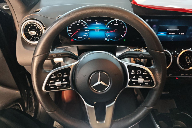 奔驰GLB 2022款 改款二 GLB 200 动感型中控内饰13