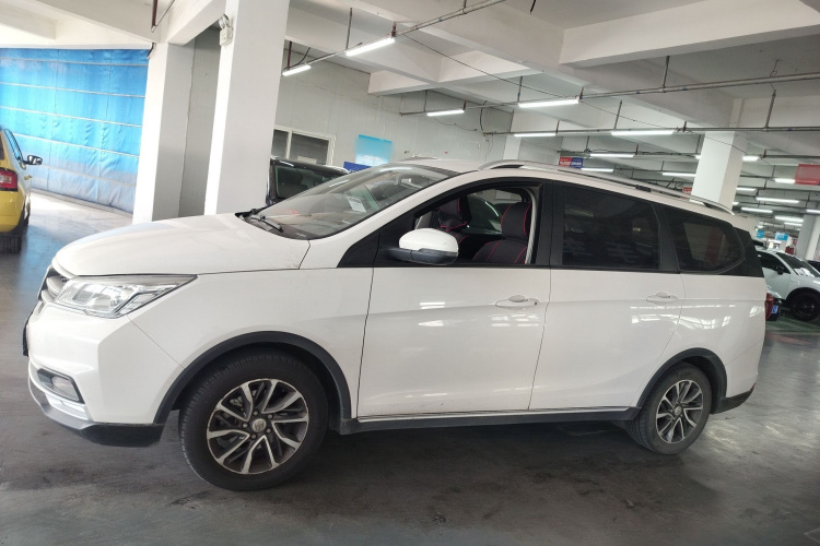 宝骏730 2019款 1.5T CVT时尚型 7座 国VI车身外观4