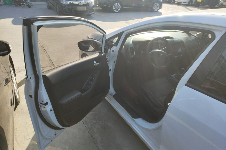 起亚K3 2016款 1.6L 手动GL中控内饰20