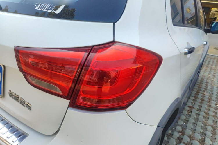 哈弗H1 2015款 1.5L 手动豪华型车身外观9