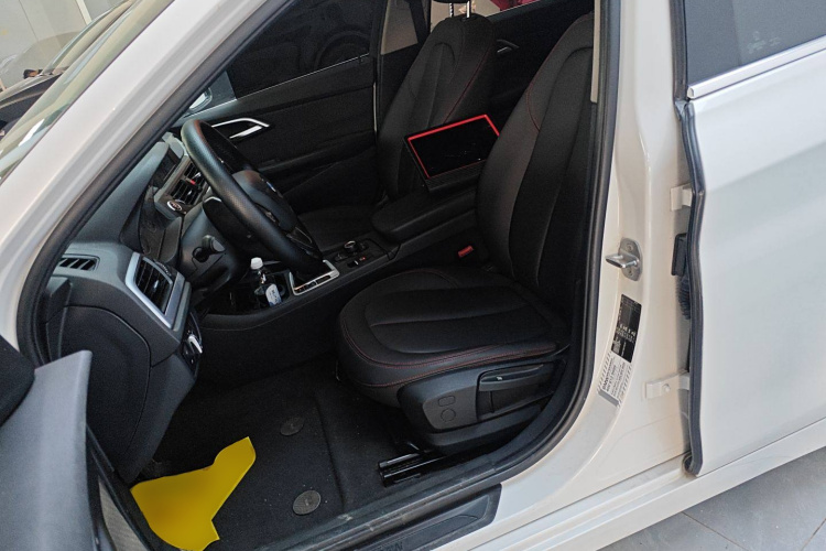 宝马1系 2017款 118i 时尚型中控内饰19