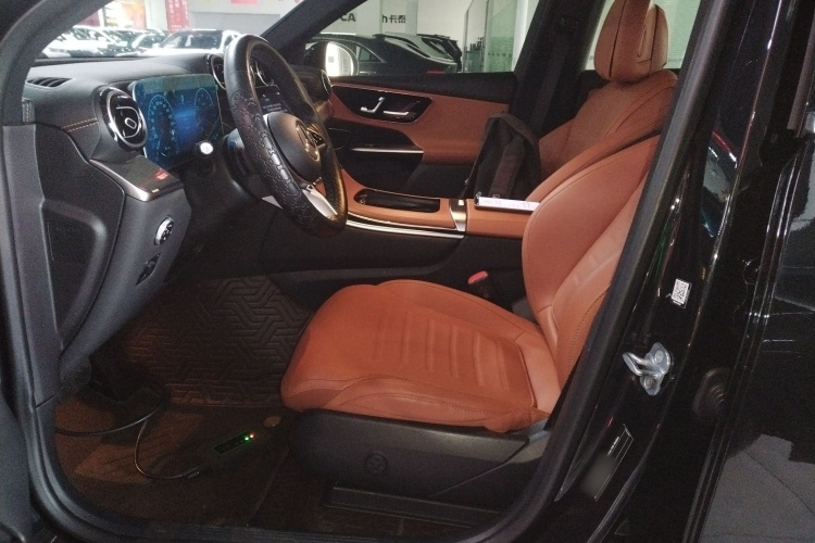 奔驰GLC 2023款 改款 GLC 260 L 4MATIC 动感型 5座中控内饰19