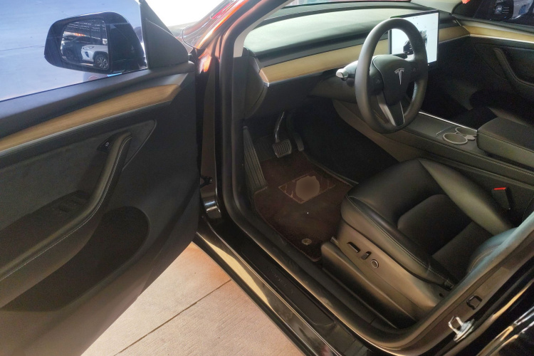 特斯拉 Model Y 2022款 改款 长续航全轮驱动版中控内饰7003