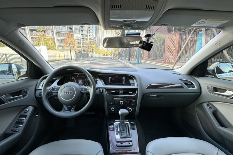 奥迪A4L 2015款 35 TFSI 自动舒适型中控内饰7008