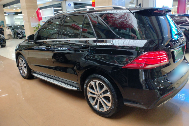 奔驰GLE 2018款 GLE 320 4MATIC 动感型臻藏版车身外观4