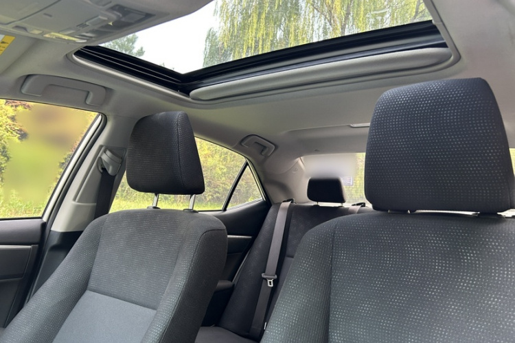 丰田 卡罗拉双擎E+ 2019款 1.8L E-CVT领先版中控内饰7006