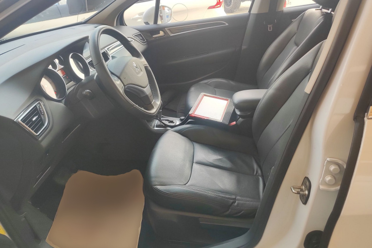 标致308 2014款 乐享版 经典 1.6L 自动风尚型中控内饰19