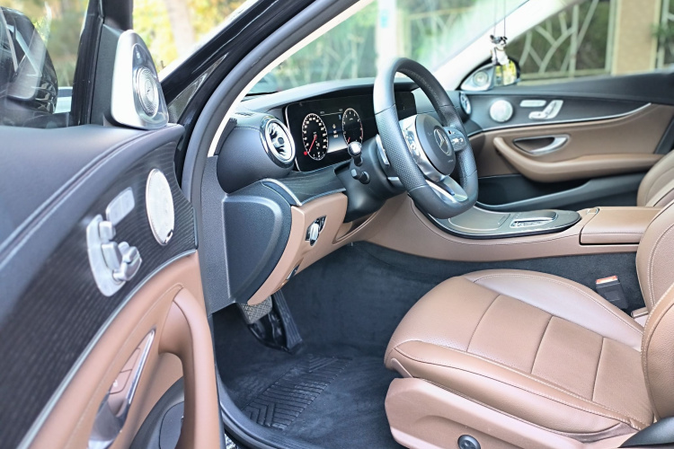 奔驰E级 2020款 改款 E 300 L 运动时尚型中控内饰7001