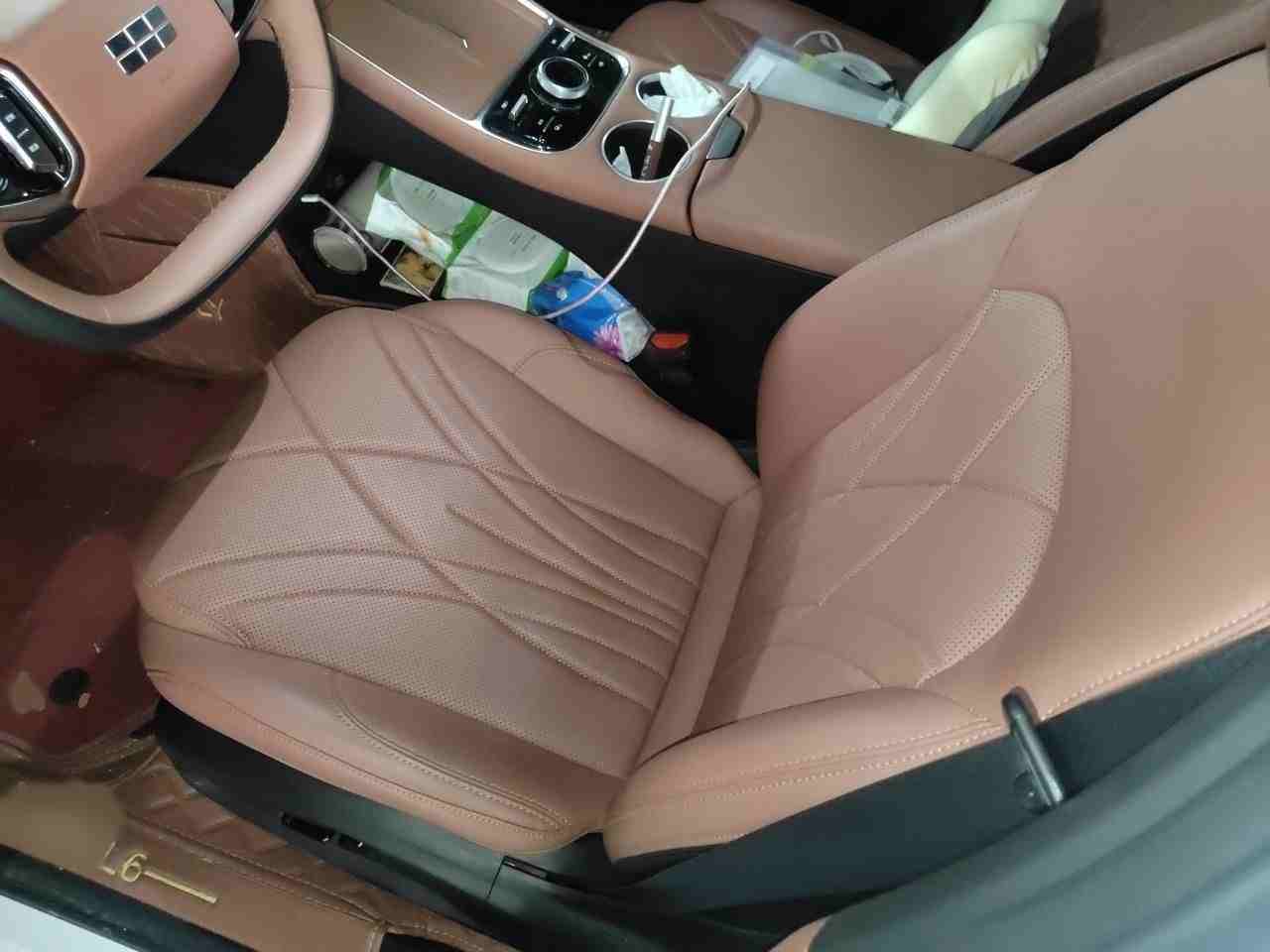 车辆左侧前座椅及内饰概览