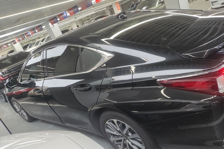 雷克萨斯ES 2022款 300h 卓越版车身外观4