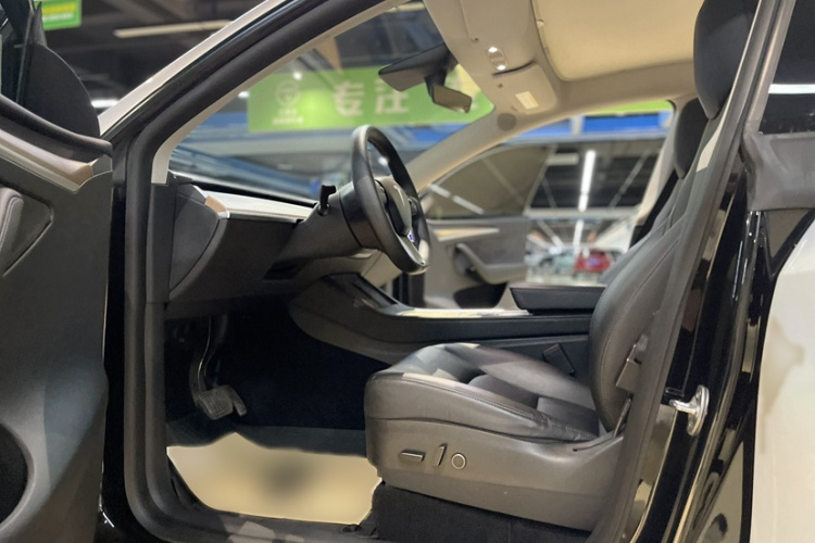 特斯拉 Model Y 2021款 标准续航后驱版中控内饰7002