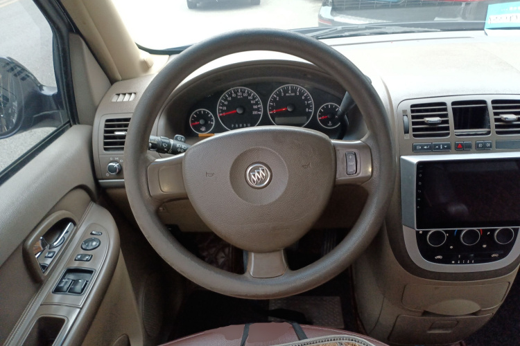 别克GL8 2014款 2.4L 经典版中控内饰13