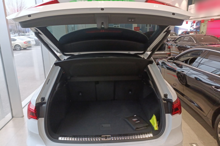 奥迪Q3 2024款 35 TFSI 时尚动感型机舱底盘23