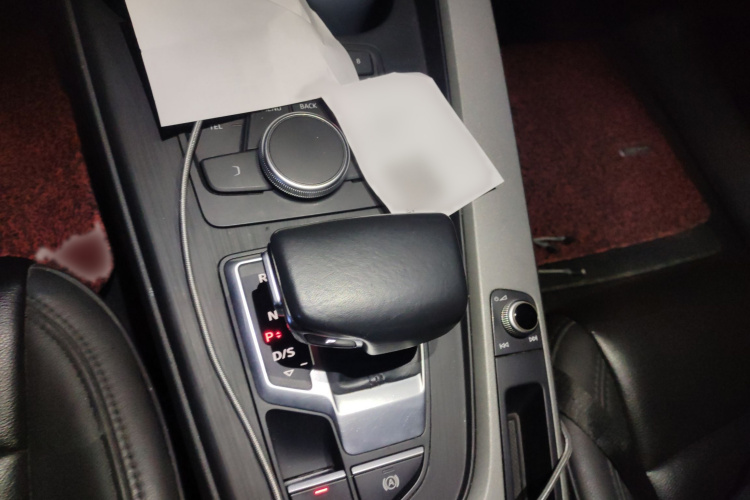 奥迪A4L 2018款 30周年年型 40 TFSI 进取型局部细节18