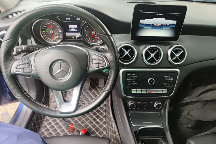 奔驰GLA 2018款 GLA 200 动感型中控内饰12