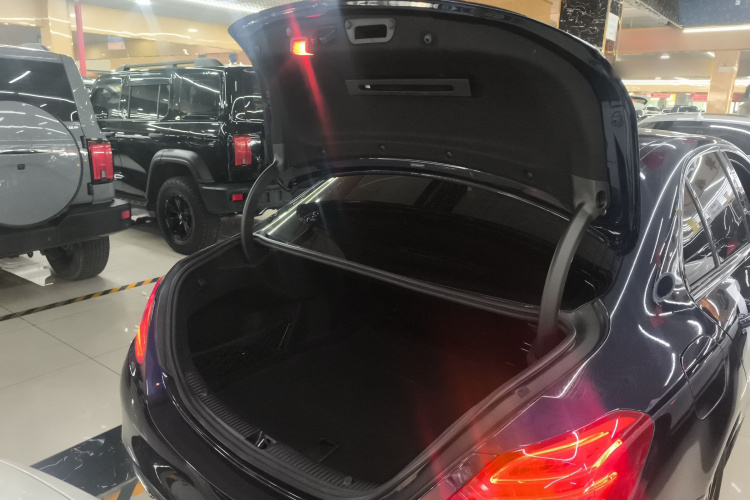 奔驰C级 2018款 C 200 运动版局部细节23