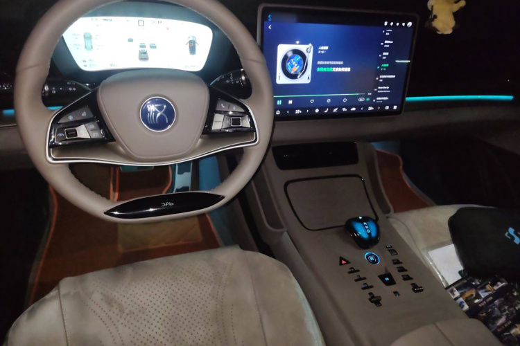 比亚迪 汉 2025款 DM-i 125KM尊荣型中控内饰13