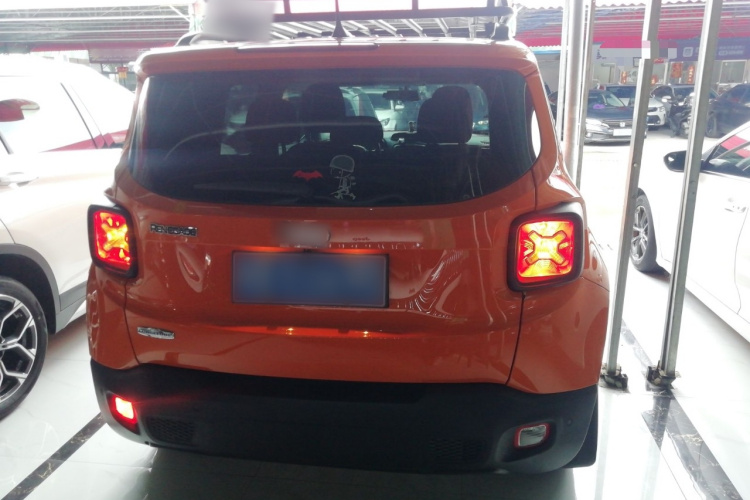 Jeep 自由侠 2018款 互联大屏版 180T 自动高能版车身外观6004