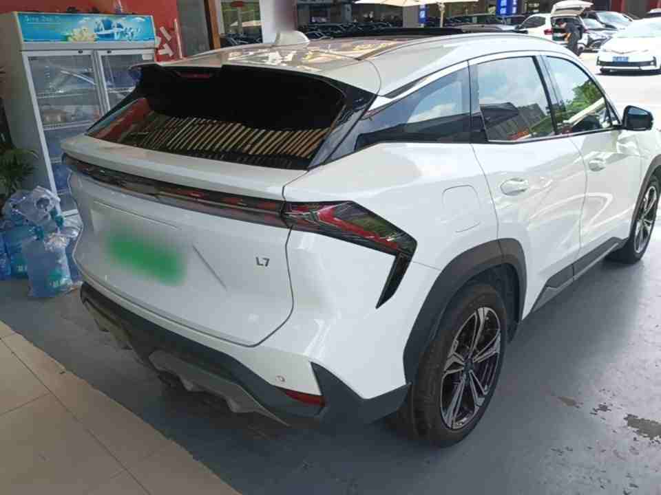 车辆右后45度外观实拍