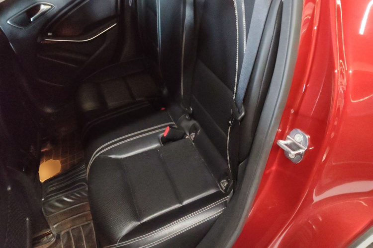 奔驰GLA 2019款 GLA 200 时尚型中控内饰21