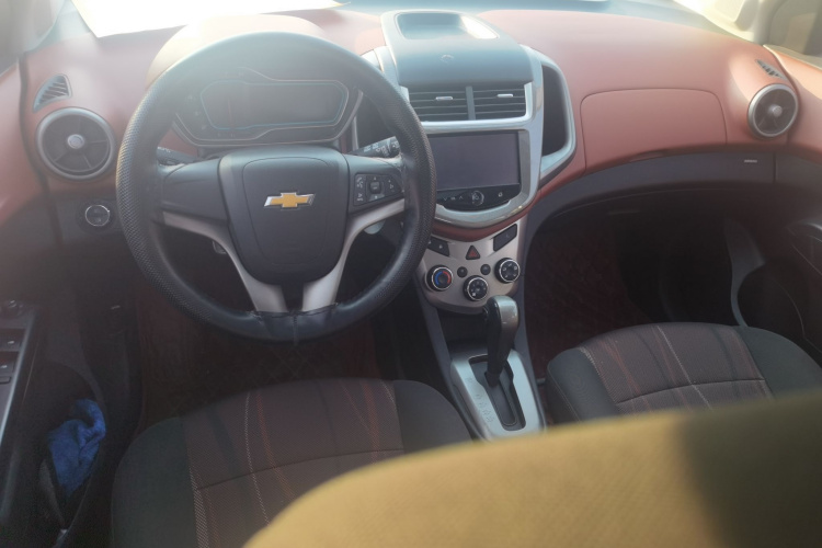 雪佛兰 爱唯欧 2014款 两厢 1.6SX AT 风尚版中控内饰12