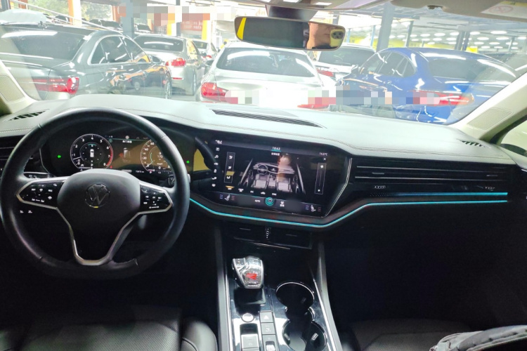 大众 途锐 2022款 3.0TSI 锐享版 曜黑运动套装中控内饰7002
