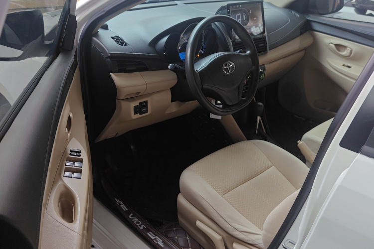 丰田 威驰 2014款 1.5L 自动智臻版中控内饰7003