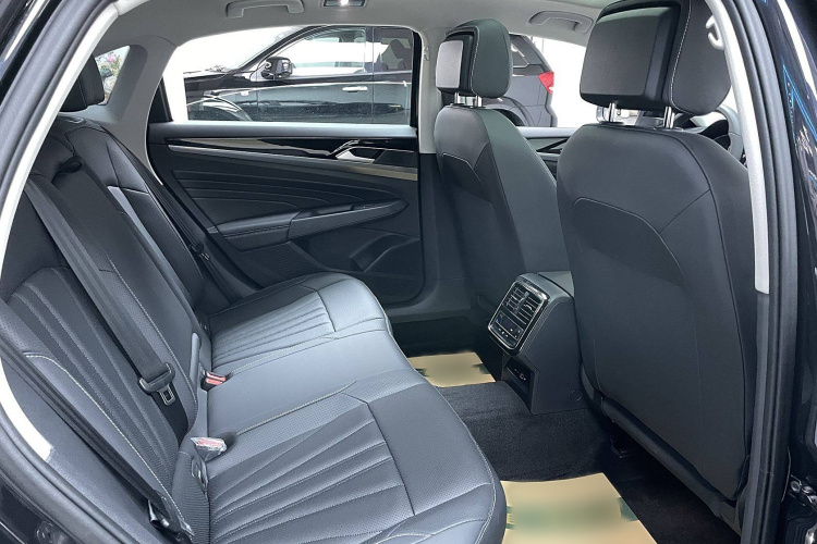 大众 帕萨特 2025款 出众款 380TSI 星空龙腾版中控内饰7010