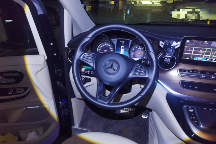 奔驰V级 2021款 V 260 L 长轴距豪华版中控内饰13