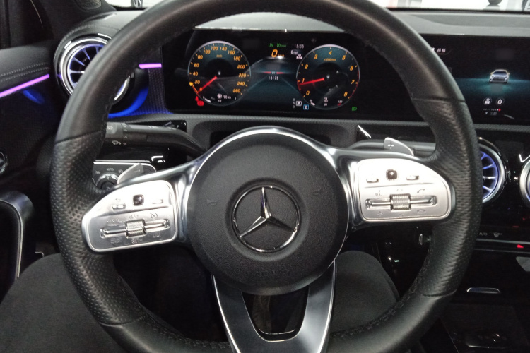 奔驰A级 2022款 改款三 A 200 L 运动轿车时尚型中控内饰13