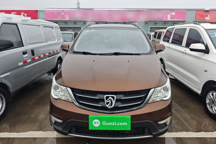 宝骏730 2014款 1.5L 手动豪华型 7座车身外观2