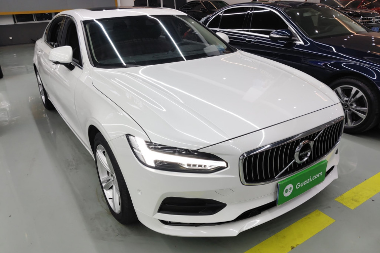 沃尔沃S90 2018款 T4 智远版车身外观3
