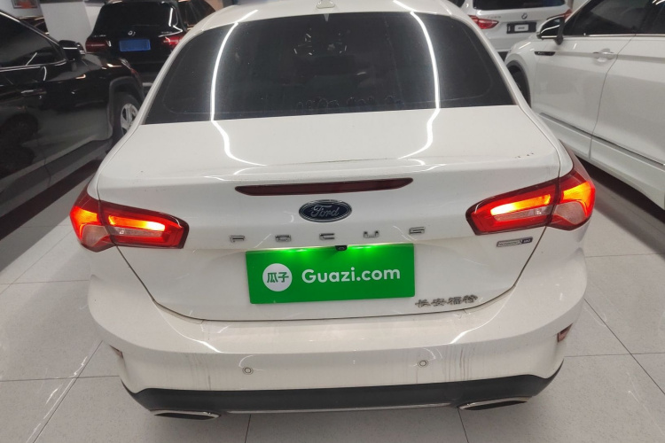 福特 福克斯 2021款 三厢 EcoBoost 180 自动锋潮型车身外观6