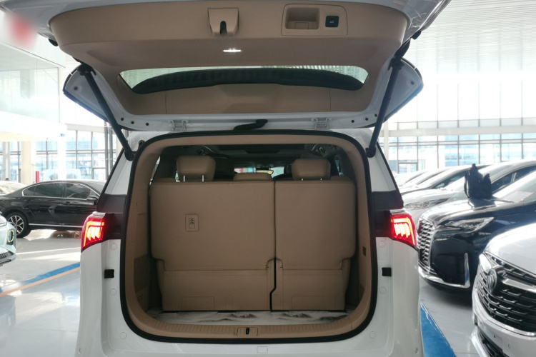 别克 世纪 2023款 2.0T 七座臻享款机舱底盘23