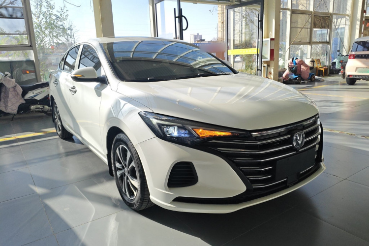 长安 逸动 2021款 PLUS 1.6L GDI 手动豪华型车身外观3