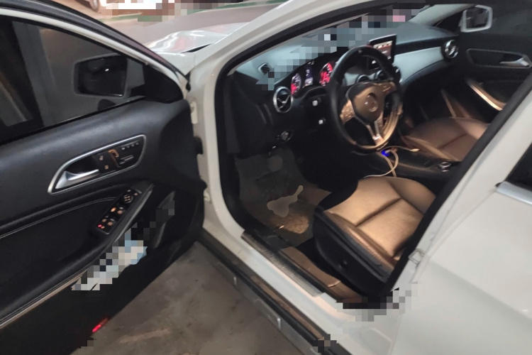 奔驰GLA 2015款 GLA 200 动感型中控内饰20