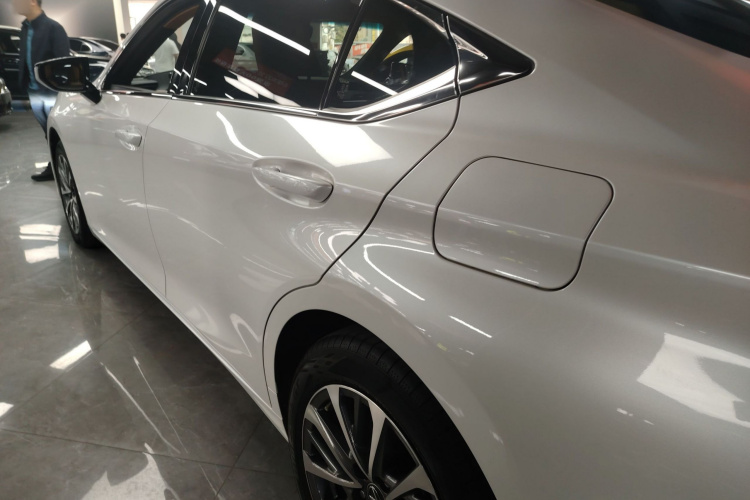 雷克萨斯ES 2021款 200 豪华版车身外观4