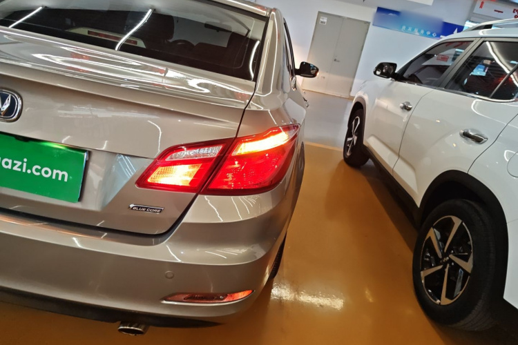 长安 逸动 2016款 1.6L 自动风尚型车身外观9