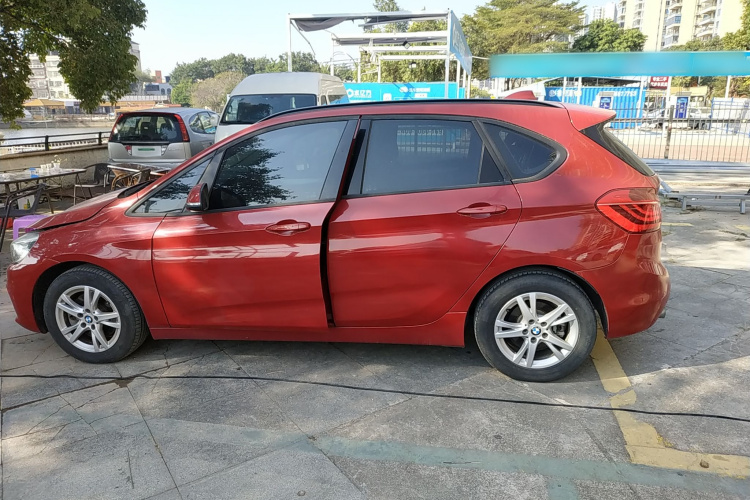 宝马2系旅行车 2016款 218i 领先型车身外观4