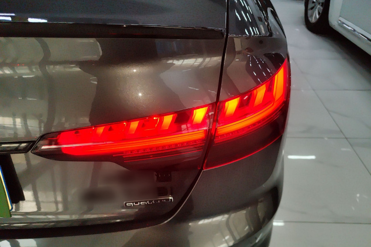 奥迪A4L 2024款 40 TFSI quattro RS套件燃速型车身外观9