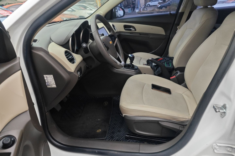 雪佛兰 科鲁兹 2015款 1.5L 经典 SE MT中控内饰19