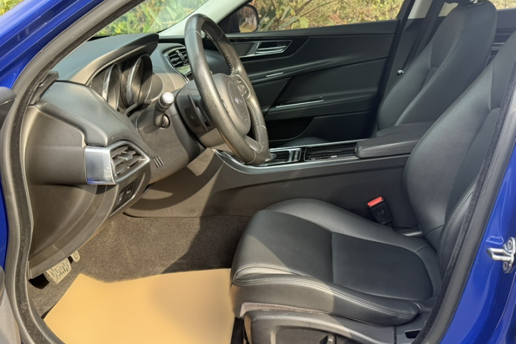 捷豹XEL 2018款 2.0T 200PS 精英版中控内饰7004