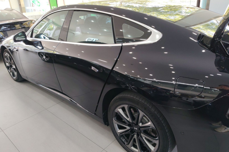 小鹏P7 2022款 625E车身外观4