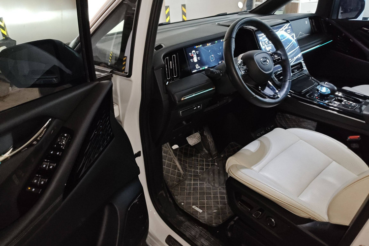 广汽传祺 传祺M8 2023款 宗师系列 双擎 御尊版中控内饰7003