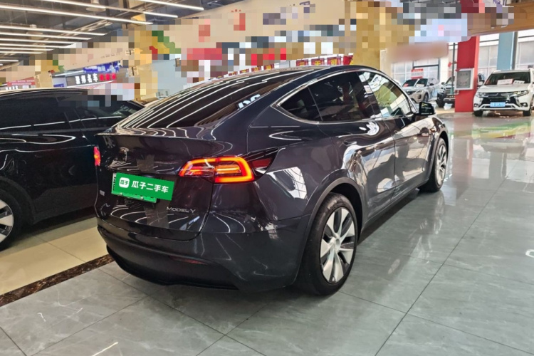 特斯拉 Model Y 2024款 后轮驱动版车身外观7