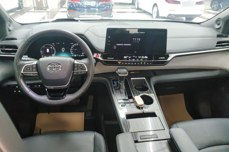 丰田 格瑞维亚 2023款 2.5L混动 旗舰VIP版中控内饰7002