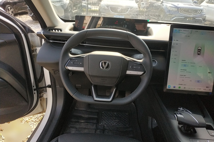 长安 逸动 2025款 蓝鲸 1.5T 500Bar尊贵型中控内饰13