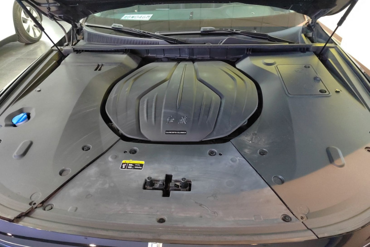 红旗H9 2023款 2.0T 智联旗享版机舱底盘24