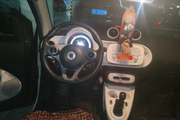 smart fortwo 2015款 1.0L 52千瓦硬顶激情版中控内饰13